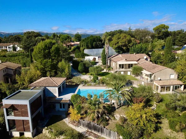 Maison 7 pièces 242 m²