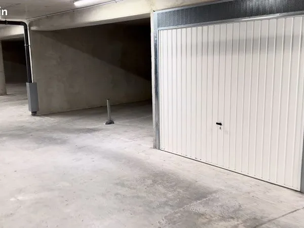 Grand garage