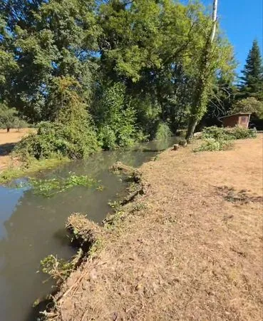 Terrain de loisir avec eau/électricité/assainissement/rivière