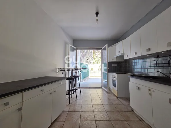 Appartement à LOUER 3 pièces de 75 m² avec parking couvert, terrasse, balcon et cave