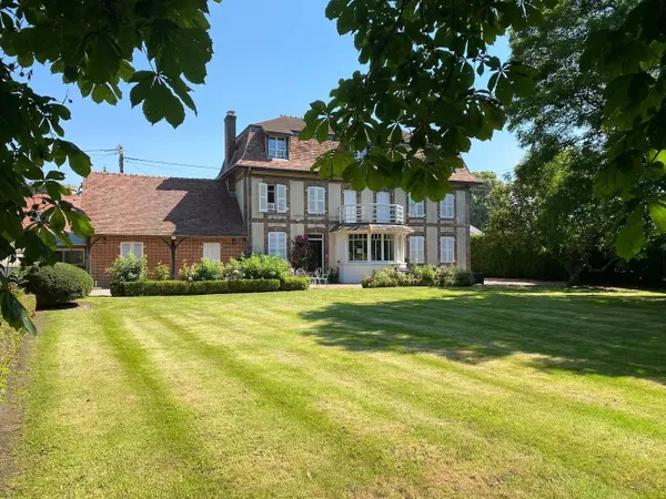 Maison Maître CARACTÈRE RESIDENCE - 228 m² - JARDIN CLOS AVEC ARBRES - GARAGE DOUBLE