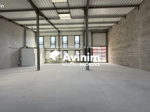 Local 1385 m² Chauray