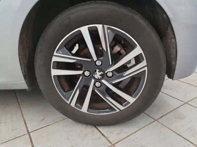 Peugeot 208 1.2 puretech 100ch s&amp;s allure 118g — photo 9