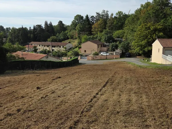 Terrain constructible 3600 m2 défriché à Chancelade