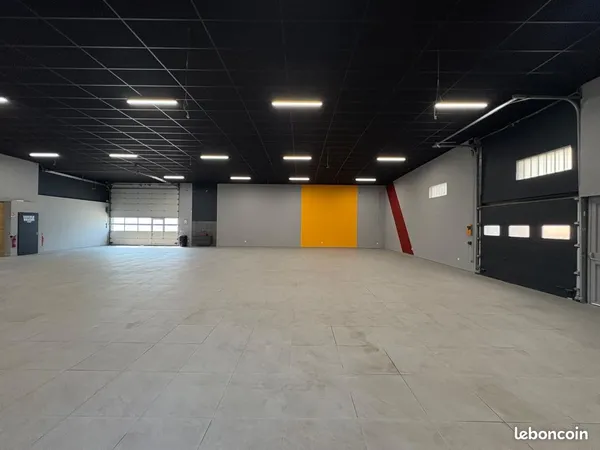 Local commercial, stockage ou atelier 400 m2