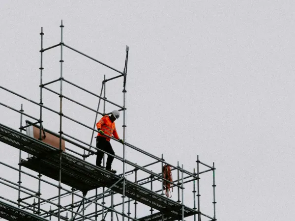 La vente d'immeuble à rénover (VIR) : transformer l'ancien avec les garanties de la VEFA — le guide 2026
