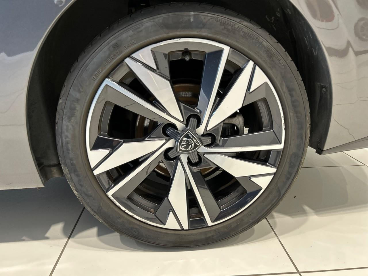 Peugeot 308 sw 1.2 puretech 130ch s&s allure eat8 — photo 11