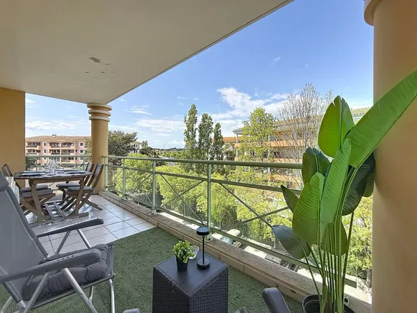 VENTE EN EXCLUSIVITE - SAINT-RAPHAËL - BAS DE VALESCURE - BEAU STUDIO AVEC UN GRAND BALCON DE 10M2