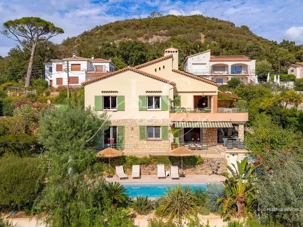 MANDELIEU-LA-NAPOULE - VILLA DE CHARME AVEC PISCINE À DEUX PAS DES PLAGES