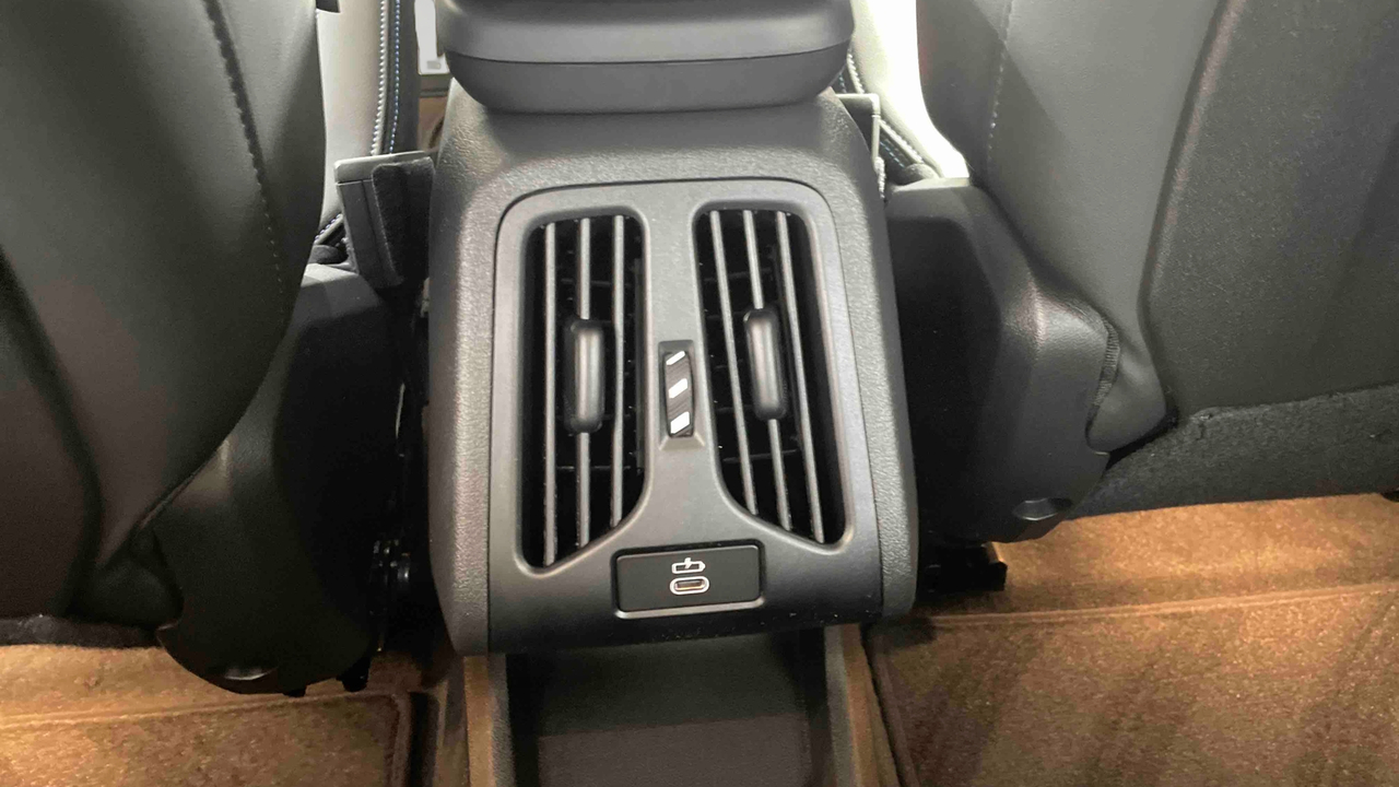 BMW iX1 eDrive20 — photo 26