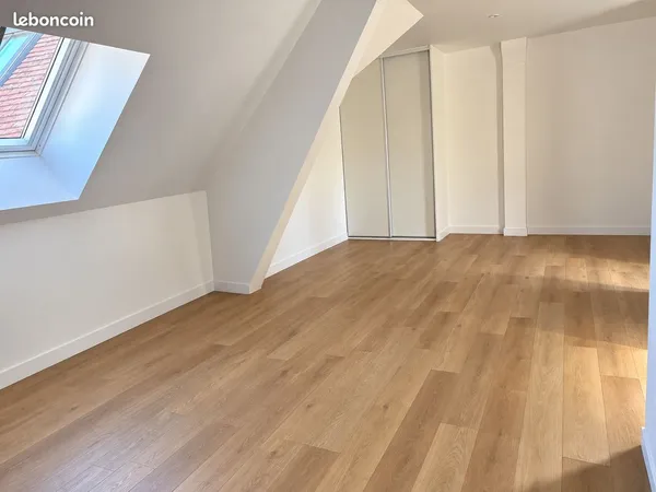 Spacieux et Lumineux T3 - 52m² - Etat Neuf - Coeur de Ville SENS - Avec Place de Parking Privée OPTI