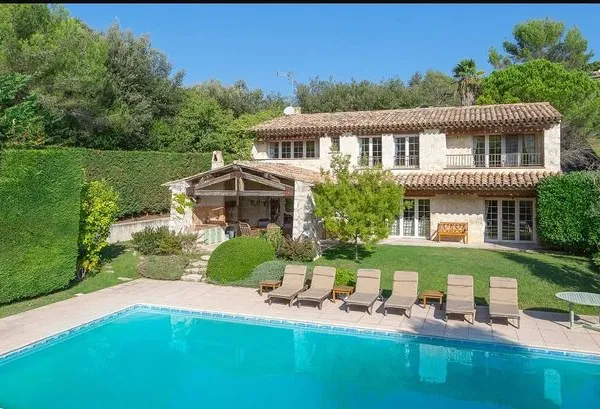 Villa 5 pièces 240 m²