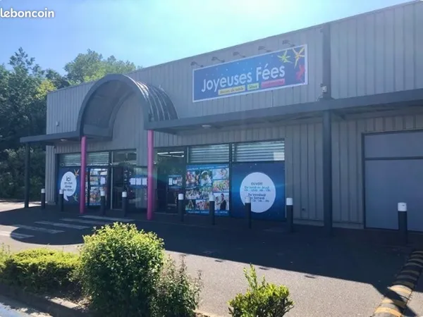 Local commercial 670 m²