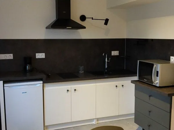 Appartement t1 30m² + cour + cabanon rangement