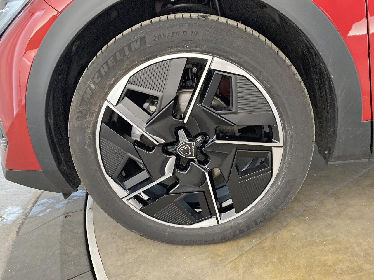 Peugeot 408 hybrid 145 e-dcs6 gt — photo 11