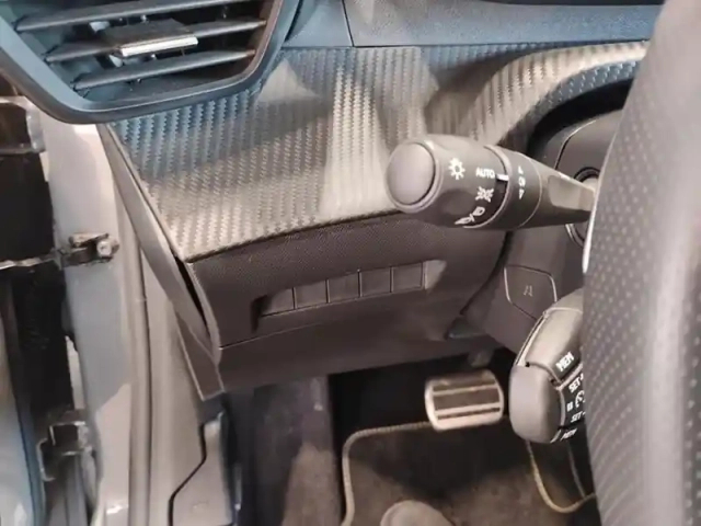 Peugeot 208 hybrid 145 ch e-dcs6 gt — photo 17