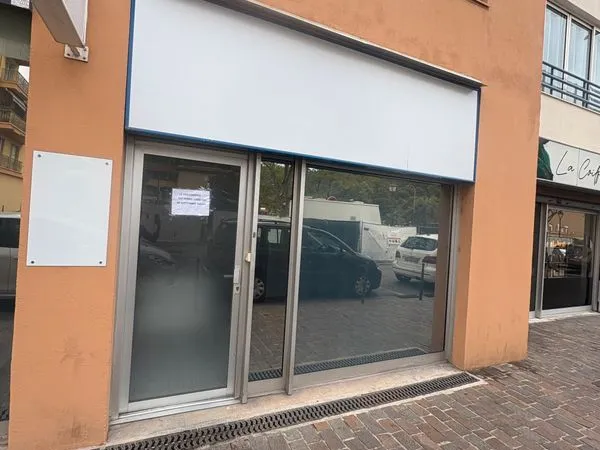 🏢 Local commercial 55 m² - Vitrine sur axe passant
