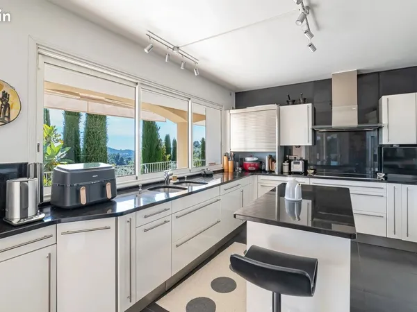 Villa 6 pièces 268 m²