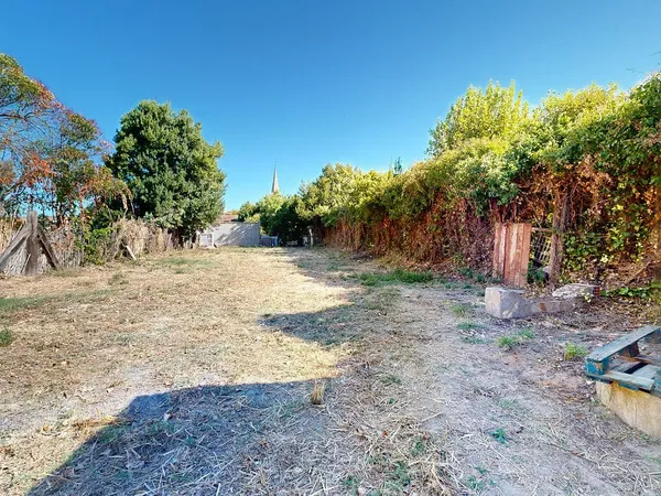 NEVIAN - Terrain à bâtir 695 m² plat - Idéal maison de 70m² avec garage