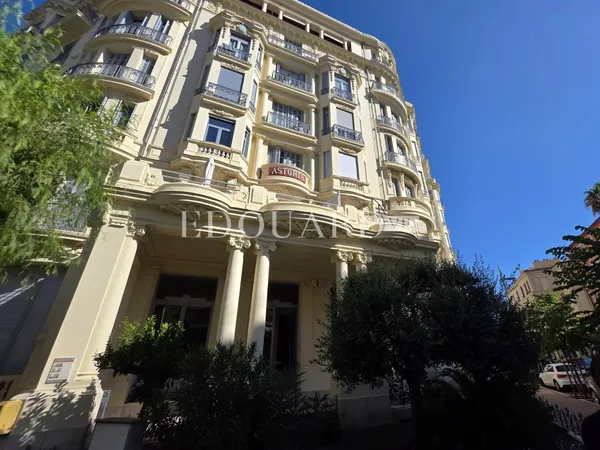En exclusivité studio en très bon état, dans magnifique immeuble bourgeois avec conciergerie