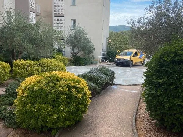 A louer F2 - 57 m² avec terrasse + parking - 800 CC