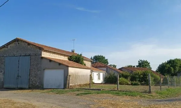 Ancienne ferme entourée de granges en pierres