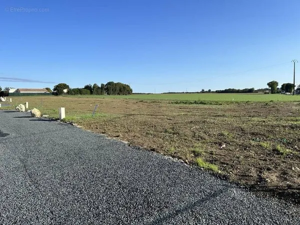 Terrain à bâtir de 420 m² à BALLON (17)