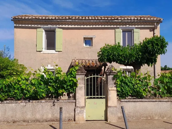 MAISON DE VILLAGE AVEC GRANDE COUR ET GARAGE