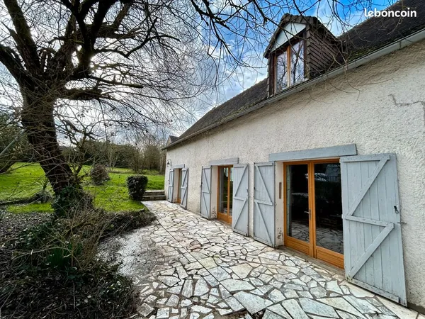 Maison ancienne + hangar (350 m2) + terrain (3000 m2) + forêt (9000 m2)
