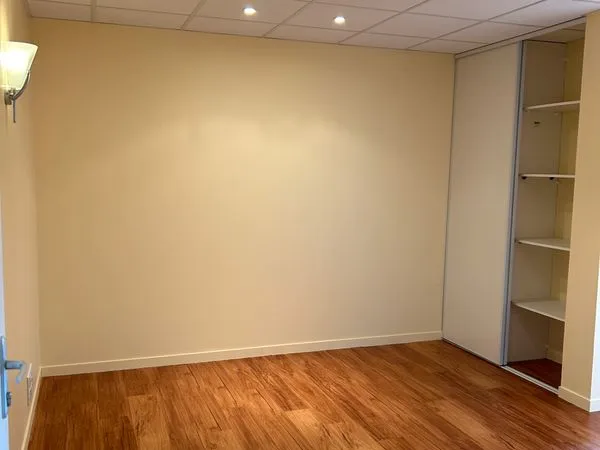 Bureau à louer mûrs érigné