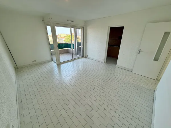 Appartement 2 pièces 7ème et dernier étage - Parking et cave privés