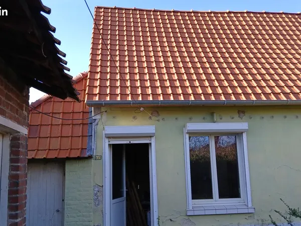 Maison ancienne avec jardin à l'arrière de la maison , garage avec jardinet côté rue