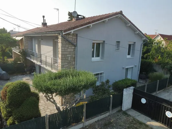 Maison divisée en deux logements