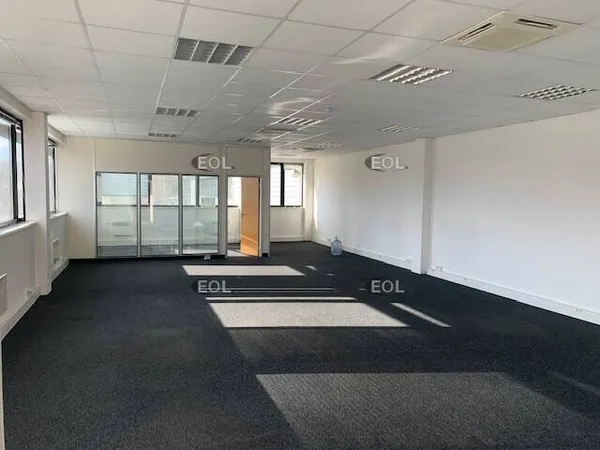 Local d'activité 1353 m²
