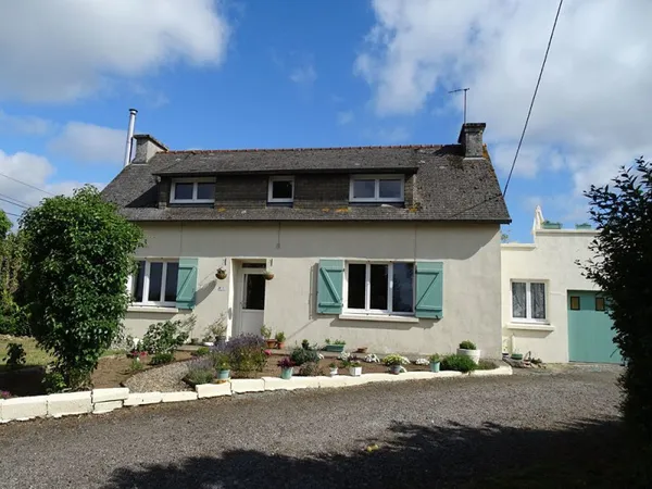 COTES D'ARMOR - Une maison individuelle de deux chambres avec une vue imprenable, près de Locarn .