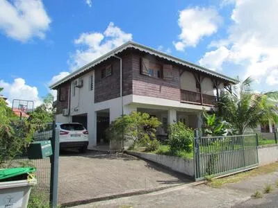 PORT LOUIS vue mer maison de 125 m2 + galerie 35m2 + 80M2 annexe 361000€