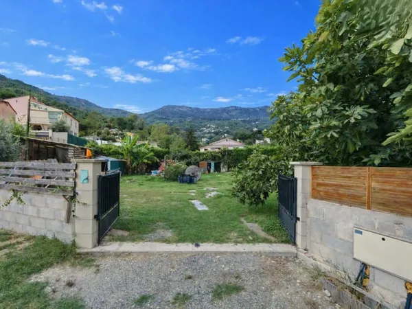 CONTES Terrain constructible de 741 m2 dans un environneme