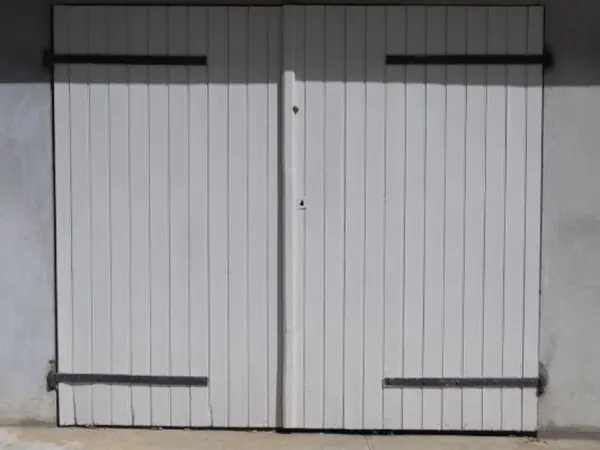Grand garage fermé