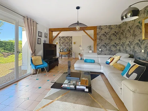 Superbe maison familiale de plus de 180 m² avec piscine chauffée et terrain de 2 400 m² à Briollay