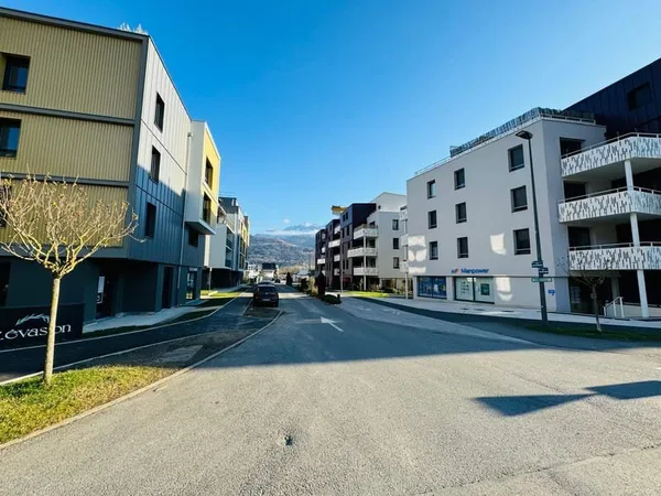 Crolles local 50 m2 immeuble 2024