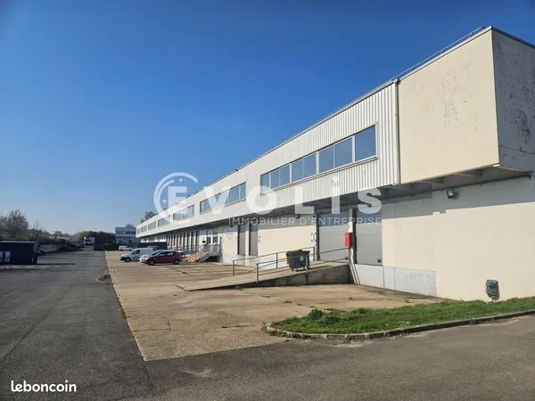Local industriel 2 327 m²