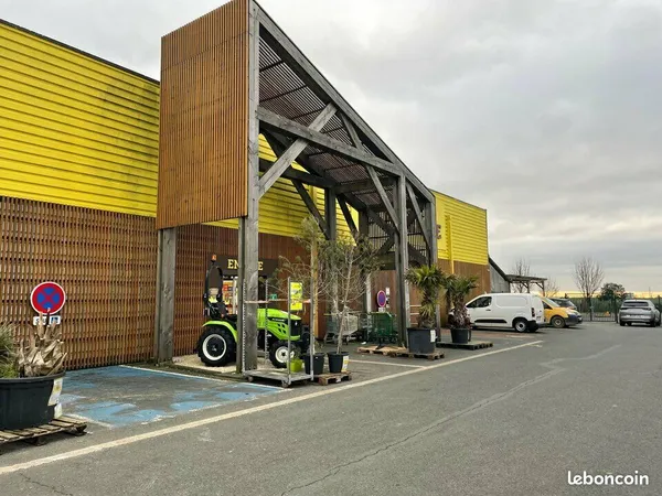 LOCAL COMMERCIAL 3800 m² ECHIRE