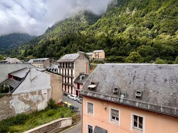 Cauterets - hypercentre - t2 de 46,5 m² avec vue montagne