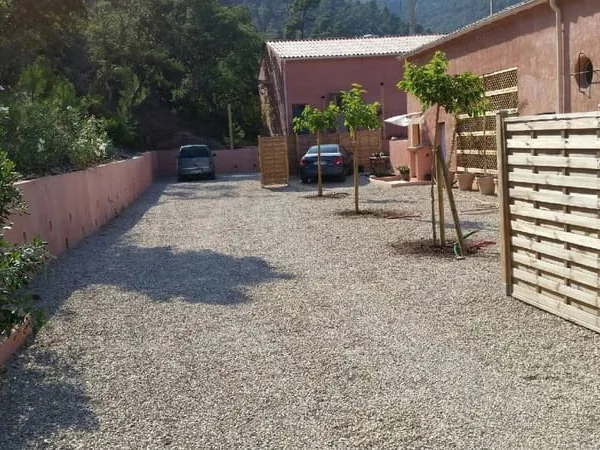Deux pièces de 68m² au sol donc 36m² de loi carrez avec terrasse de 50m²