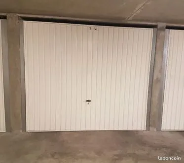 BOX / GARAGE FERMÉ ET SÉCURISÉ - Gratte-Ciel & République