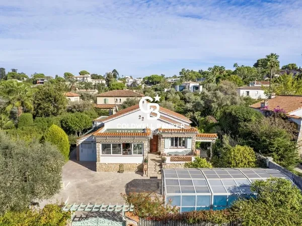 Cap d'Antibes - À 100 mètres de la mer, une villa au potentiel rare sur le versant ouest