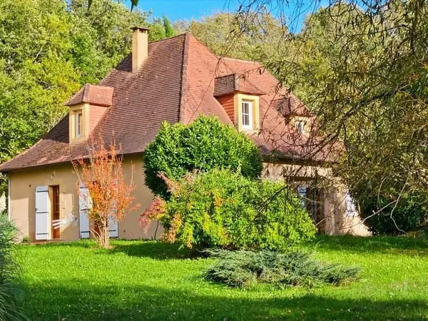 Maison 8 pièces spacieuse à Sainte-Foy-de-Longas