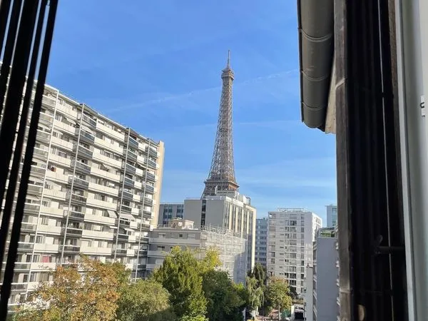 Paris 15e, 83 m² meublé, vue Tour Eiffel, 5e étage, refait à neuf