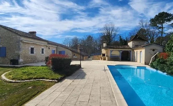 Maison en pierres de plain-pied avec étang et piscine dans un environnement boisé exceptionnel !