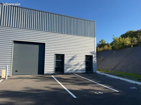 Loue entrepôt dépôt hangar neuf 130 m2